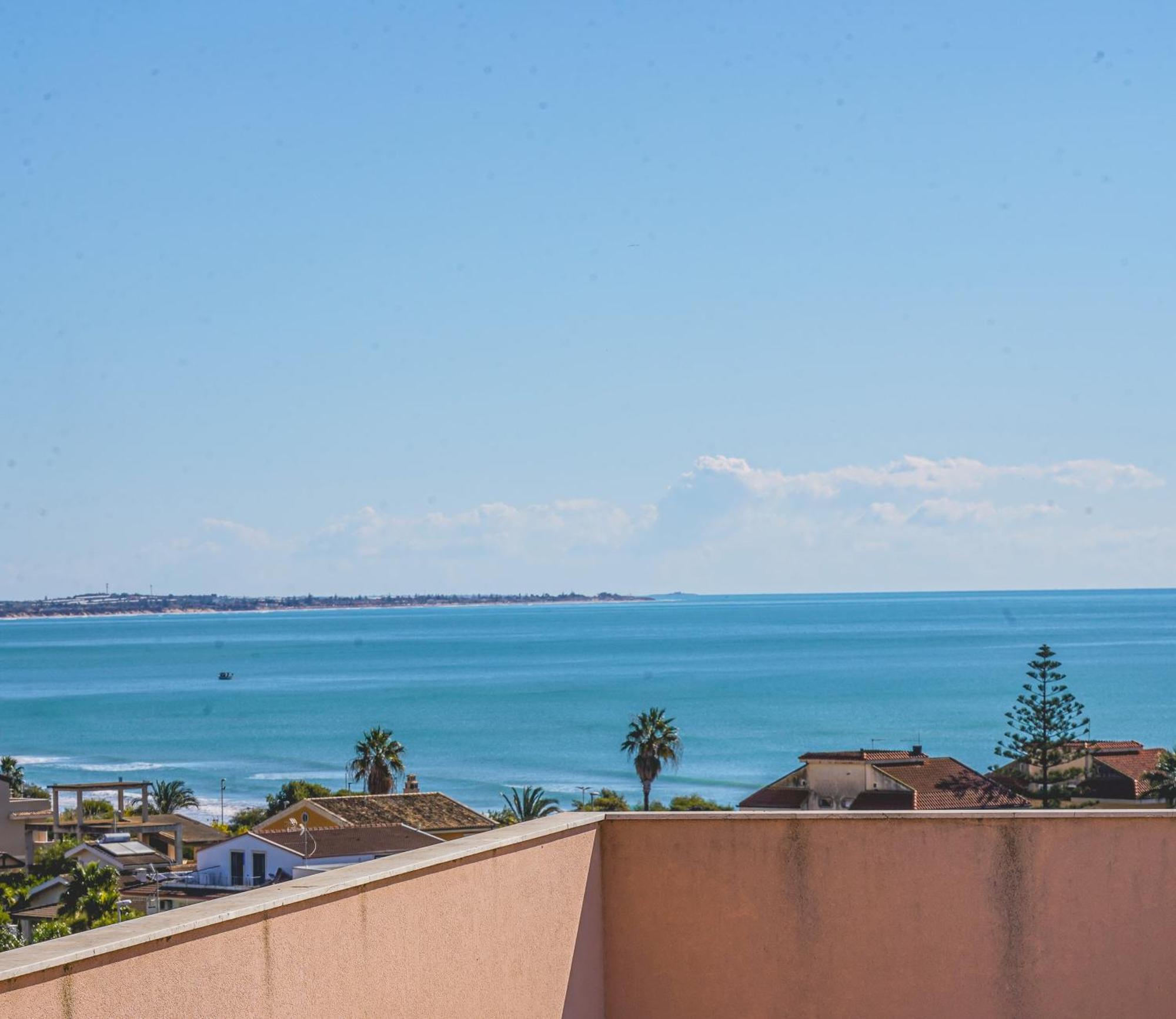Апартаменты Attico Terrazza Cielomare Seaview Поццалло Экстерьер фото