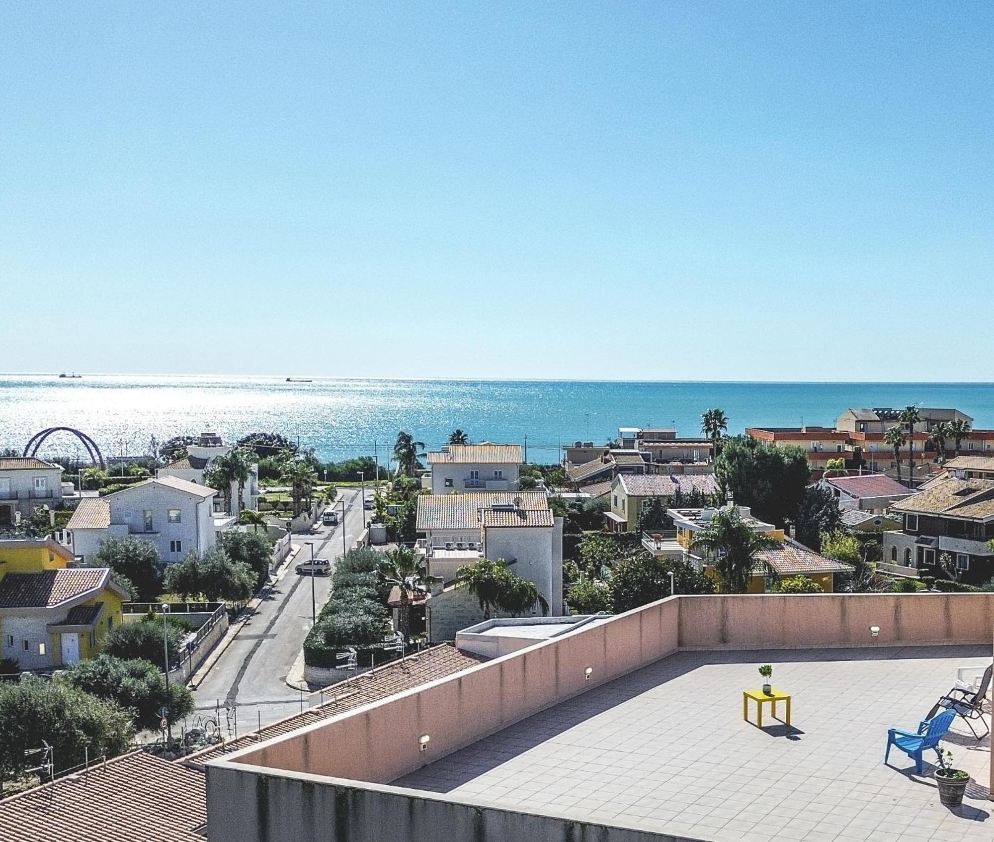 Апартаменты Attico Terrazza Cielomare Seaview Поццалло Экстерьер фото
